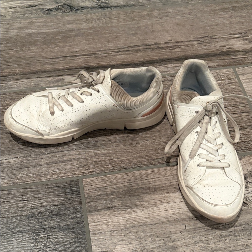 On cloud Roger size 9 women’s leather White Perforated Sneakers